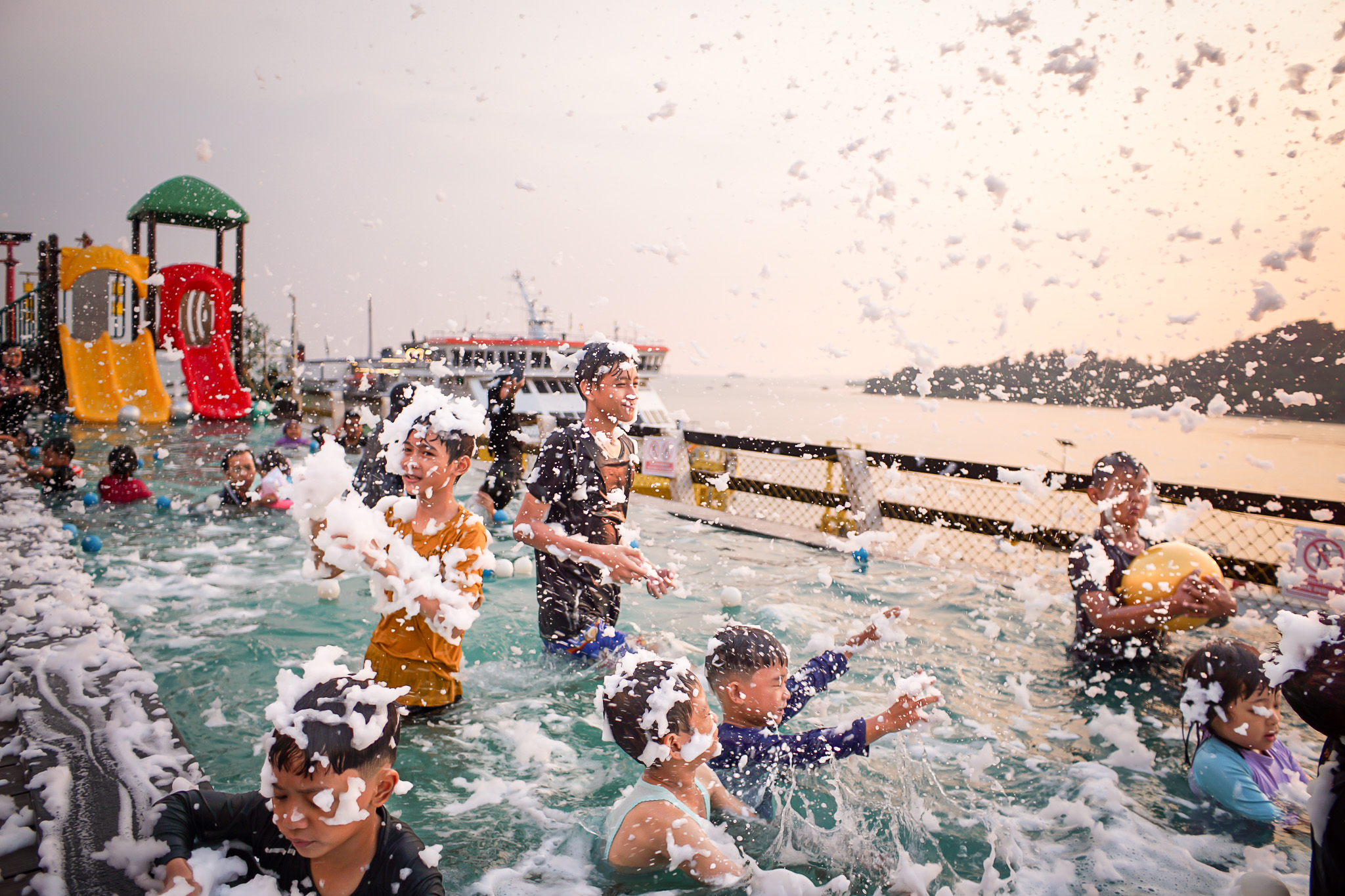 Sosoro Mall Hadirkan Pool Dine Party di Infinity Pool Berlatar Sunset Selat Sunda